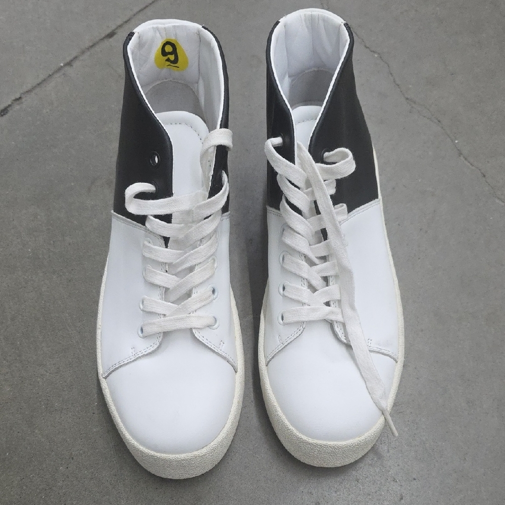 Kendall + Kylie - F - Dylan shoe

Black and White High-Top Sneakers